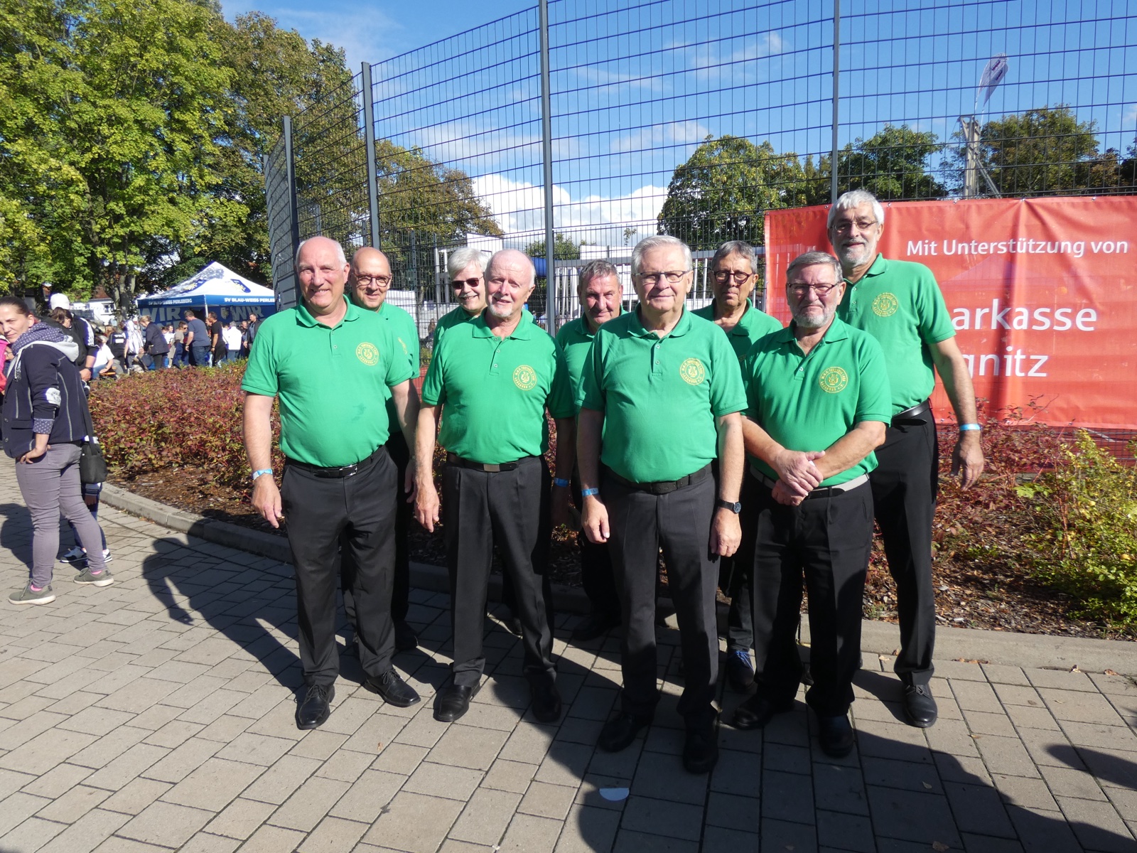 Sänger von Teutonia Ladeburg in grünen Vereinspolos im Freien