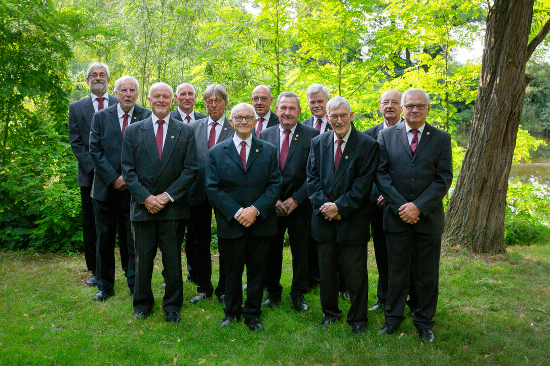 Die Sänger von Teutonia Ladeburg gemeinsam im Grünen
